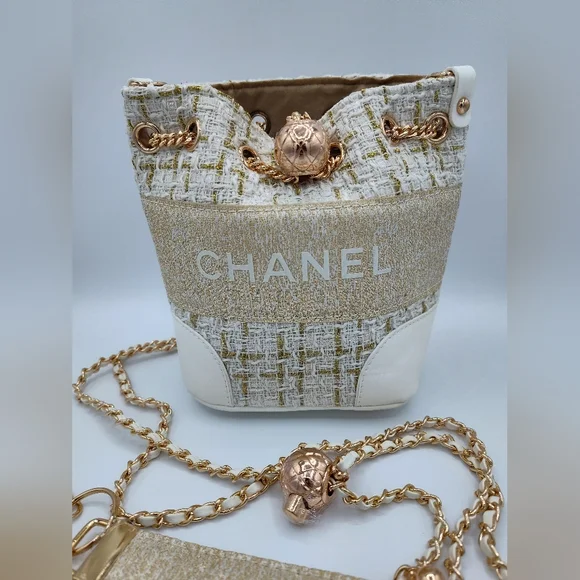 CHANEL Winter Tweed Make-up Bucket Bag Crossbody Gold Chain Snowflake GWP NIB - Picture 6 of 11